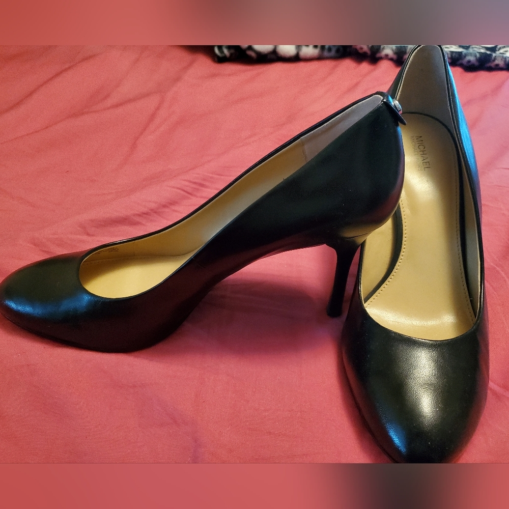 MK classic black leather pumps